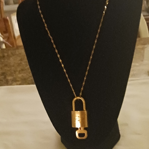 Louis Vuitton Authentic Lock and Key #302 on unbranded Chain. 16" - Picture 9 of 10